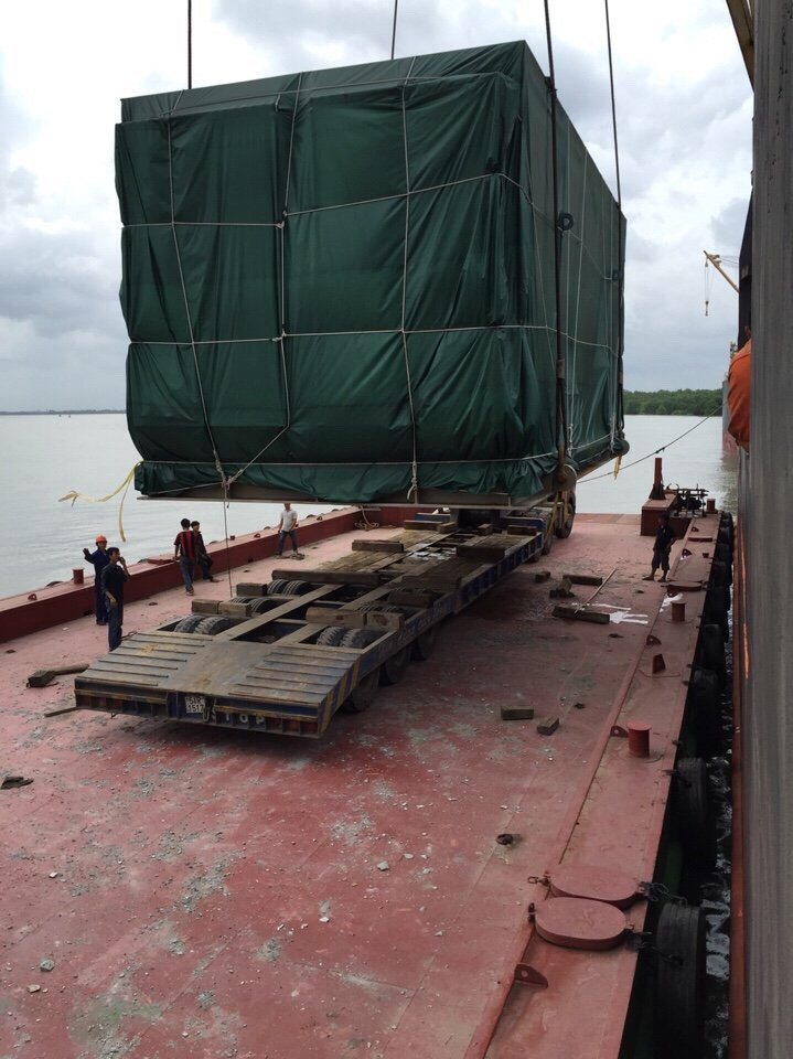 đây là bông tông phương tiện cơ giớ đang nằm ở phía trên đang chờ cẩu kiện hàng xuống , theo phương án này chúng ta sẽ giảm đi một lần cẩu hàng tại bến tiếp theo mà bông tông cấp, khi boong tông cấp phương tiện xe sẽ tự đi lên khỏi bông tông mà không mất một lần cẩu nào.