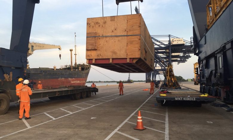 Cấu kiện đang cẩu lên xe