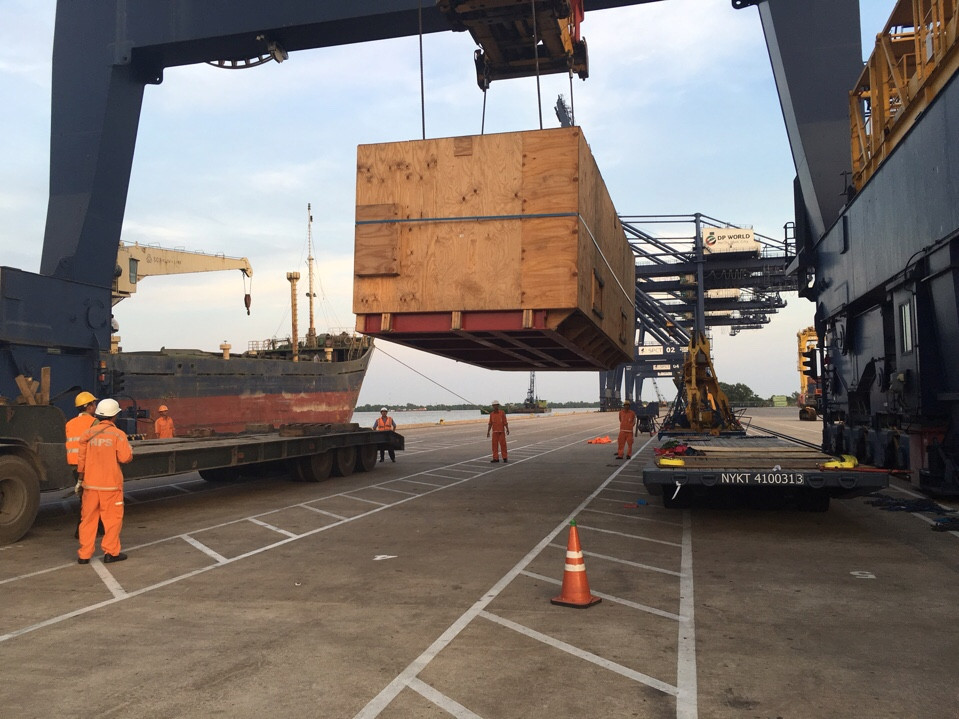 Cấu kiện đang cẩu lên xe