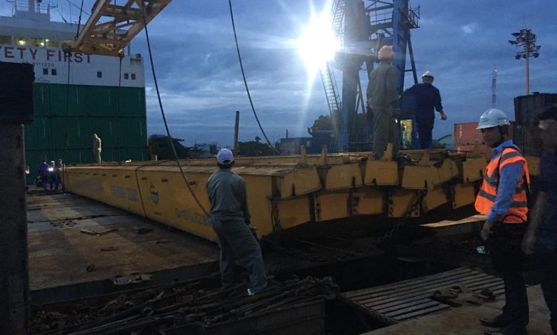 Nhận dầm cẩu trục trên tàu