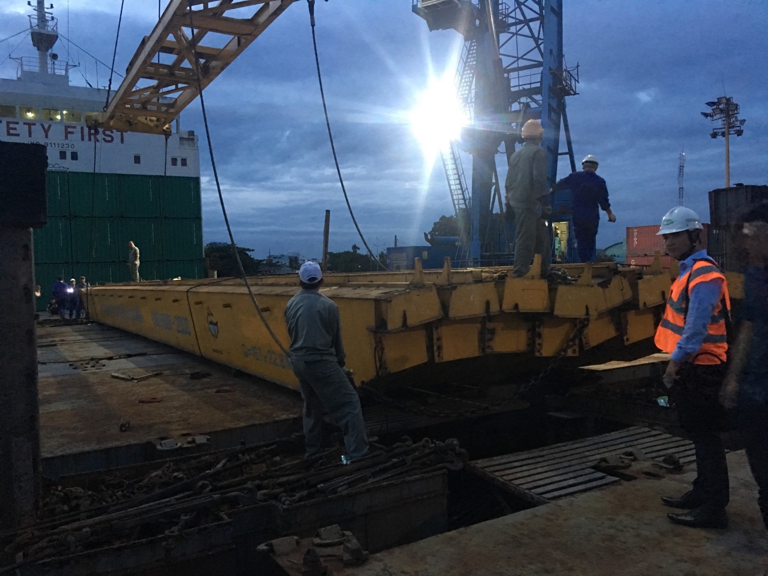 Nhận dầm cẩu trục trên tàu