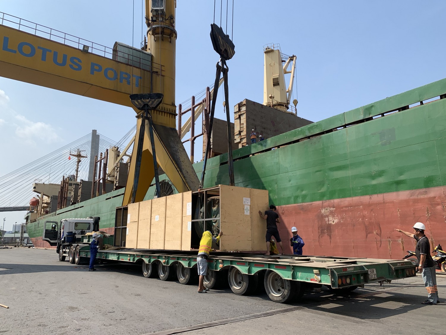 hàng được xếp dỡ lên xe