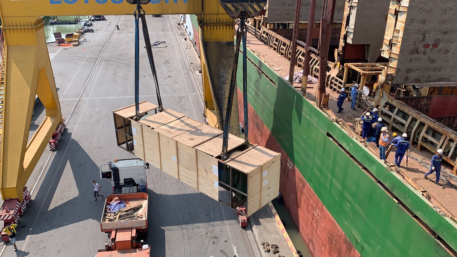 tiếp nhận hàng trực tiếp từ tàu qua xe