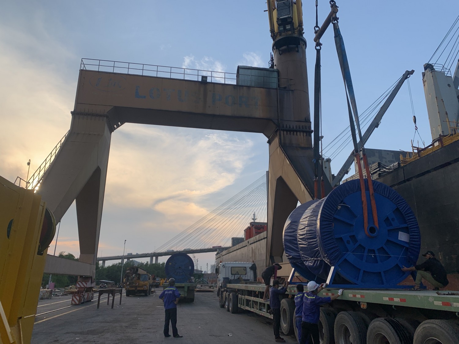 vận chuyển hàng siêu trường siêu trọng