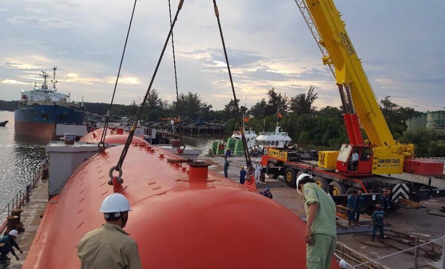 Vận chuyển hàng hóa đường thủy nội địa bằng sà lan và tàu